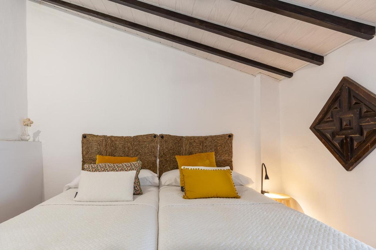 Casa Randonneur, Traditional Townhouse In Alora. Exterior photo